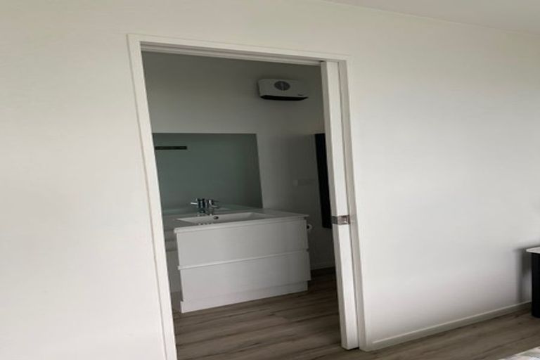 Photo of property in 23 Signallers Grove, Strathmore Park, Wellington, 6022