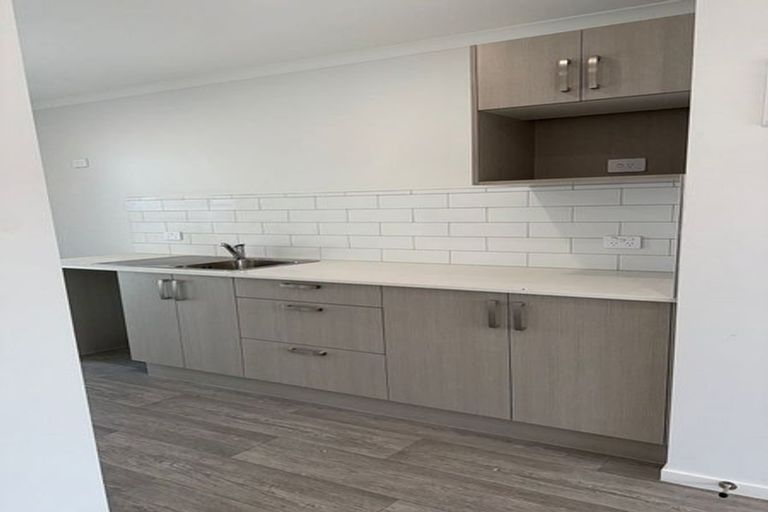 Photo of property in 2/7 Tulloch Place, Conifer Grove, Takanini, 2112