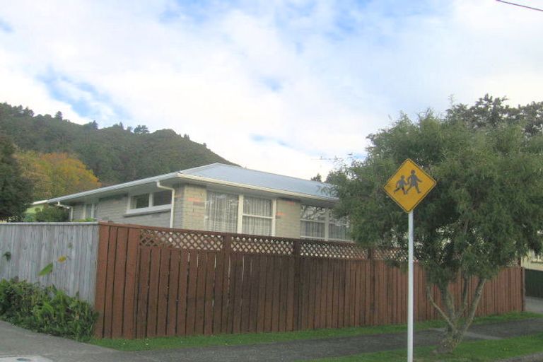 Photo of property in 2/8 Poole Crescent, Wainuiomata, Lower Hutt, 5014