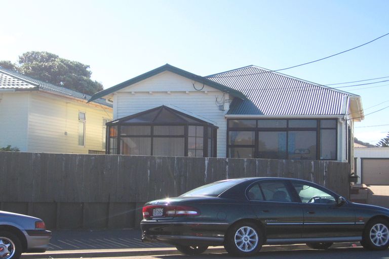 Photo of property in 118 Lyall Parade, Lyall Bay, Wellington, 6022