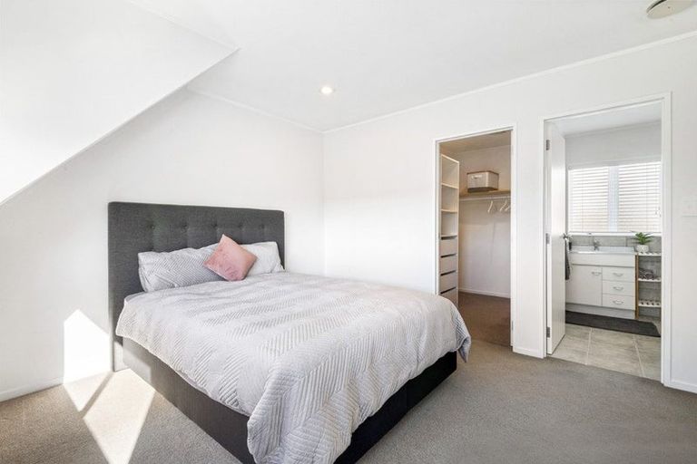 Photo of property in 1/18 Altair Place, Windsor Park, Auckland, 0632