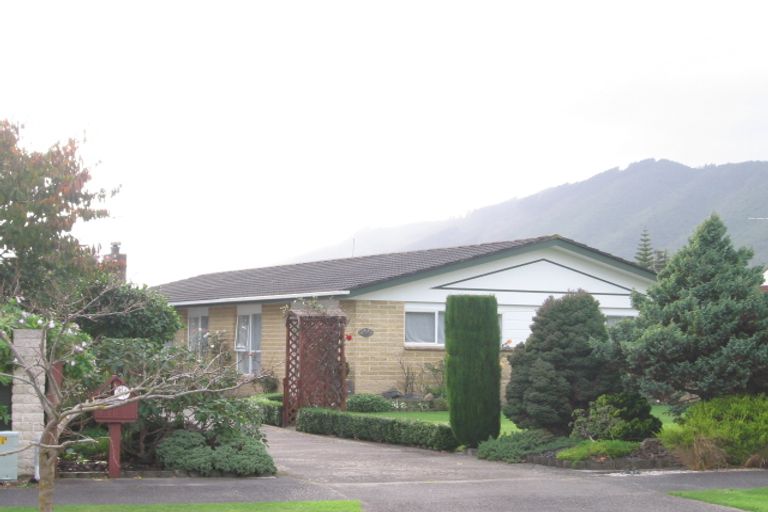 Photo of property in 44 Rewarewa Crescent, Waikanae, 5036
