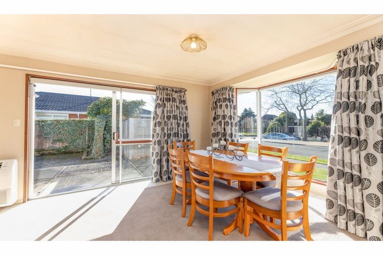 Photo of property in 19 Broadfell Avenue, Avonhead, Christchurch, 8042
