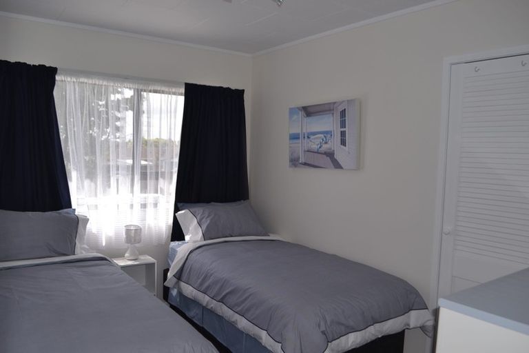 Photo of property in 52 Meadowood Drive, Unsworth Heights, Auckland, 0632