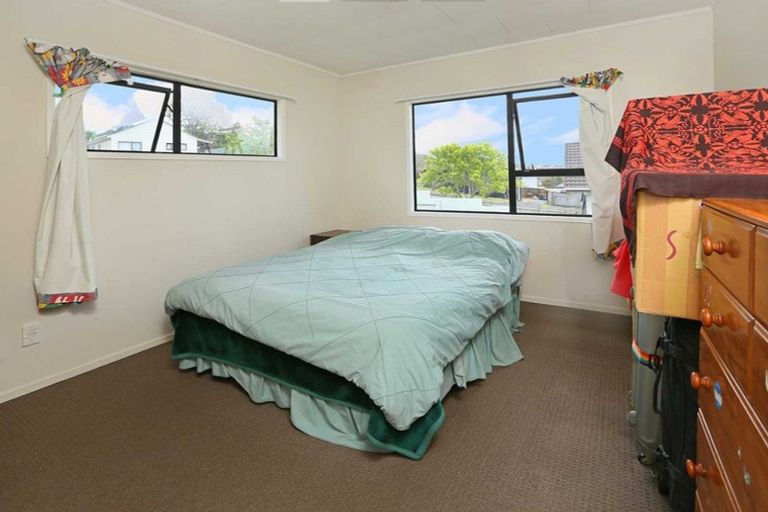 Photo of property in 4 Landsdale Place, Massey, Auckland, 0614