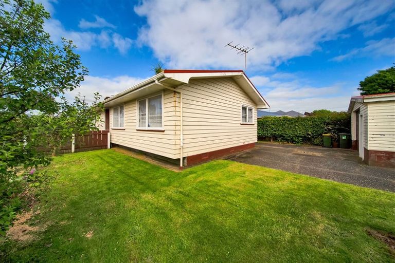 Photo of property in 3 Reid Avenue, Hawera, 4610