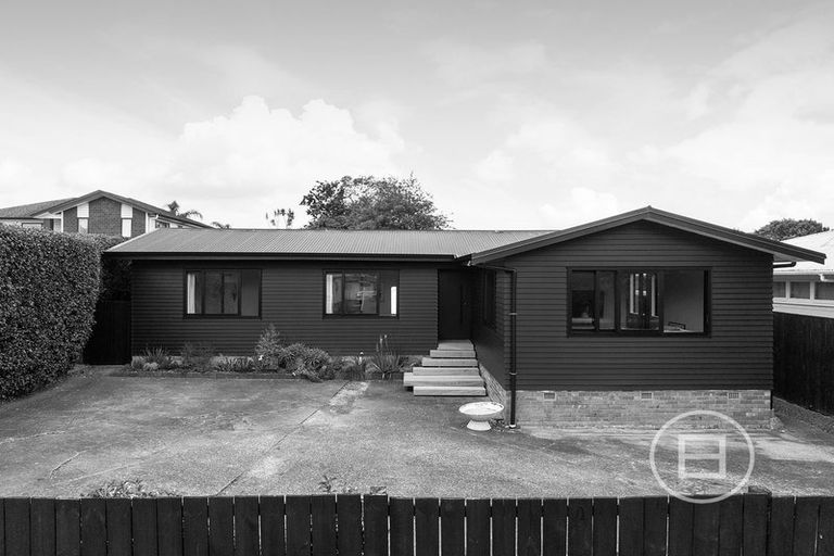 Photo of property in 4 Renata Crescent, Te Atatu Peninsula, Auckland, 0610