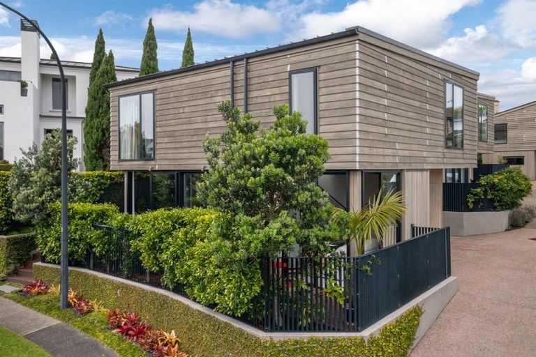 Photo of property in 2a Arthur Crescent, Hauraki, Auckland, 0622