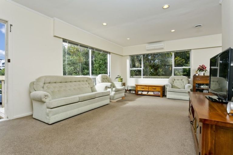 Photo of property in 1/76 Peach Road, Glenfield, Auckland, 0629