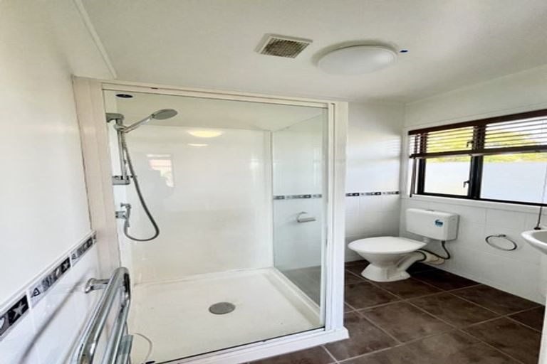 Photo of property in 2/5 Seacliffe Avenue, Belmont, Auckland, 0622