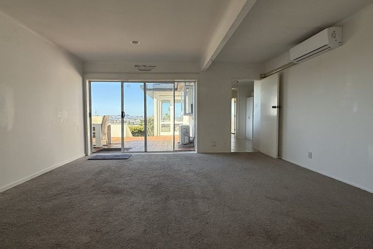 Photo of property in 115 Pupuke Road, Northcote, Auckland, 0627