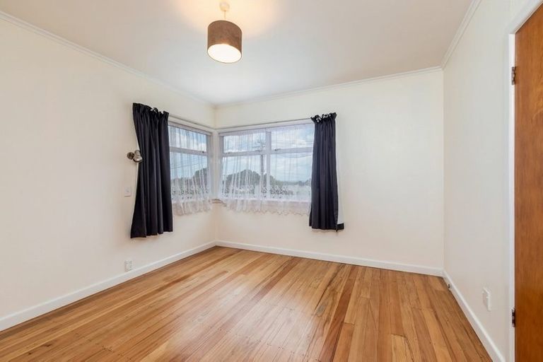 Photo of property in 6 Savoy Road, Glen Eden, Auckland, 0602