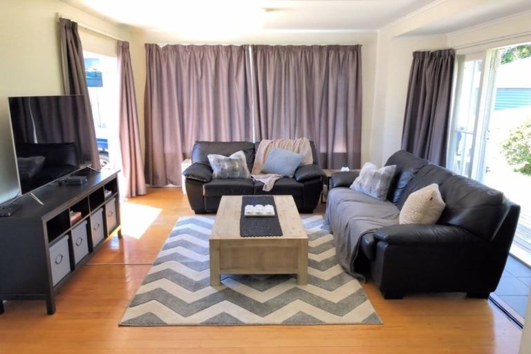 Photo of property in 12 Manapouri Place, Pakuranga Heights, Auckland, 2010