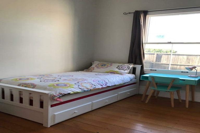 Photo of property in 20 Sulphur Beach Road, Northcote Point, Auckland, 0627
