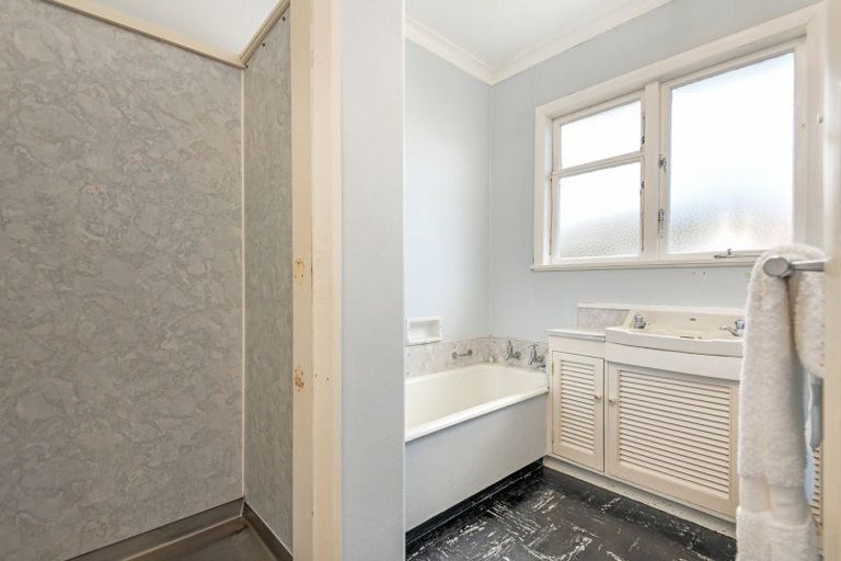 Photo of property in 12 Nairn Crescent, Awapuni, Palmerston North, 4412
