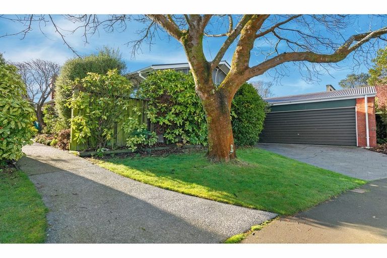 Photo of property in 32 Rosedale Place, Avonhead, Christchurch, 8042