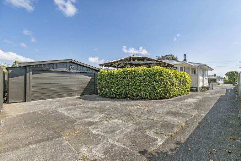Photo of property in 29 Hill Crescent, New Lynn, Auckland, 0600