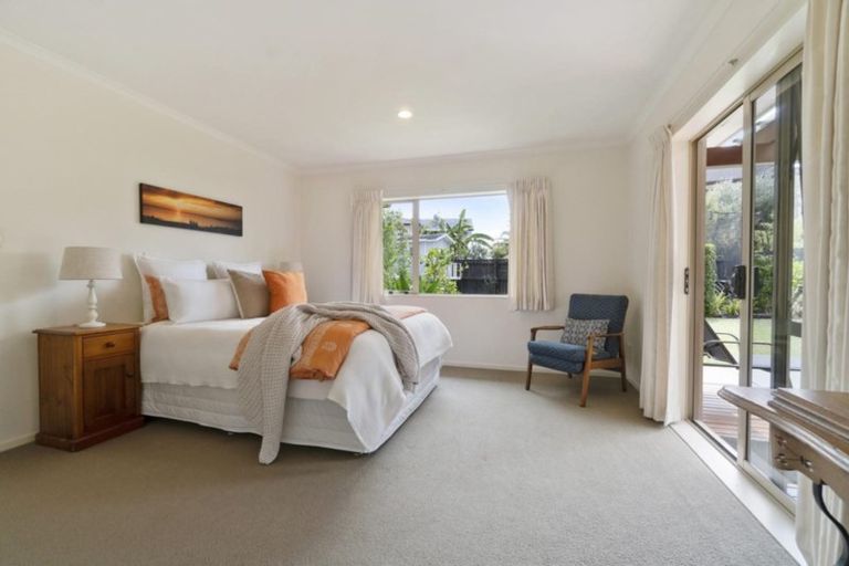 Photo of property in 14 Longbush Road, Te Atatu Peninsula, Auckland, 0610