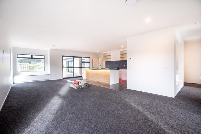 Photo of property in 44 Sardinia Grove, Fitzherbert, Palmerston North, 4410