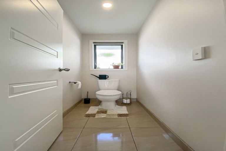 Photo of property in 89 Lake Panorama Drive, Henderson Valley, Auckland, 0612
