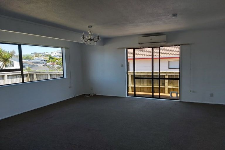 Photo of property in 41a Sunhaven Drive, Newlands, Wellington, 6037