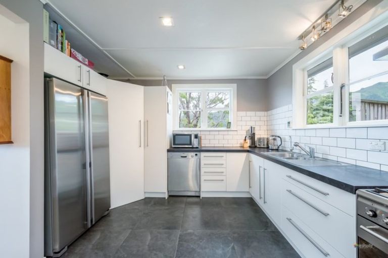 Photo of property in 10 Hill Grove, Naenae, Lower Hutt, 5011