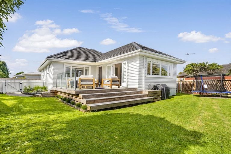 Photo of property in 17a Clinton Avenue, Te Atatu Peninsula, Auckland, 0610