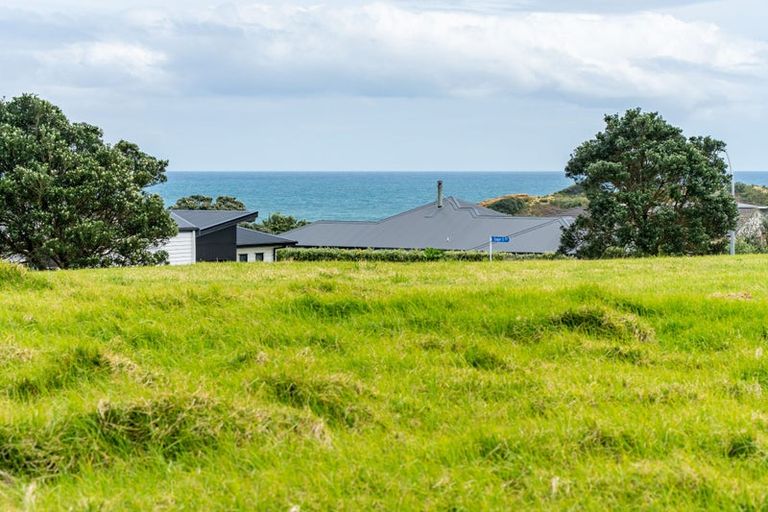 Photo of property in 2 Ambergris Place, Baylys Beach, 0377