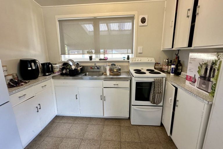 Photo of property in 81 Edmonton Road, Henderson, Auckland, 0612