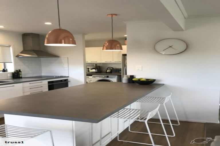 Photo of property in 1/54 Ayton Drive, Totara Vale, Auckland, 0629