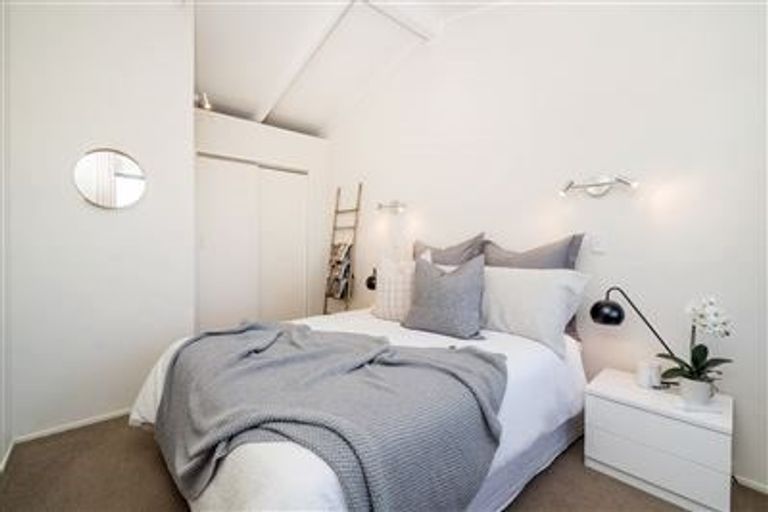 Photo of property in 1/18 Glenfield Road, Birkenhead, Auckland, 0626