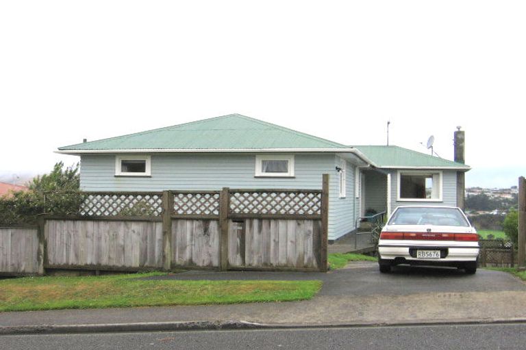 Photo of property in 10 Fitzpatrick Street, Newlands, Wellington, 6037