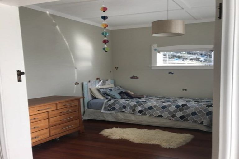 Photo of property in 5 Hutchinson Avenue, New Lynn, Auckland, 0600