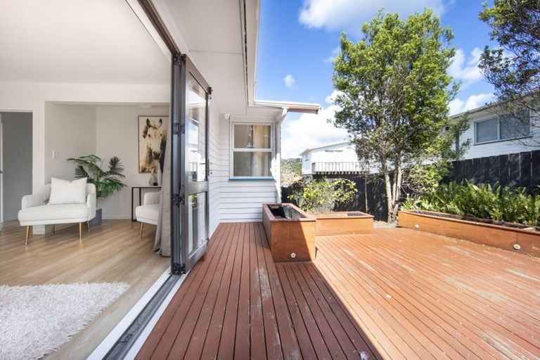 Photo of property in 90 Lantana Road, Green Bay, Auckland, 0604