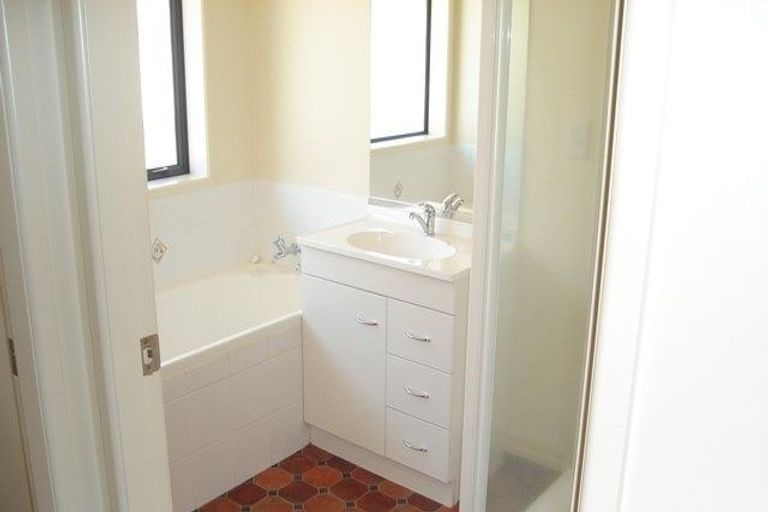 Photo of property in 15 Nobleman Place, Hamilton East, Hamilton, 3216