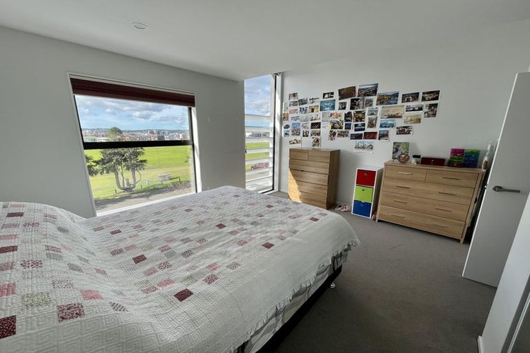 Photo of property in 10 Memorial Park Lane, Hobsonville, Auckland, 0618