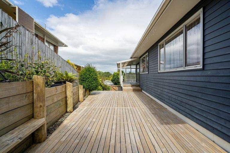 Photo of property in 52 Ayton Drive, Totara Vale, Auckland, 0629