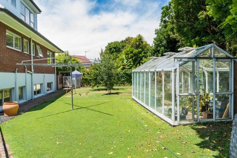 Photo of property in 15 Matanui Street, Northcote, Auckland, 0627