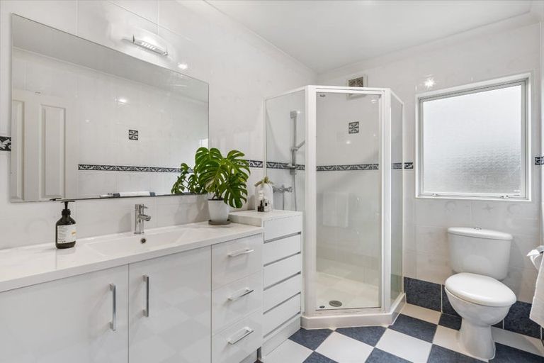 Photo of property in 18 Tollana Road, Te Atatu Peninsula, Auckland, 0610
