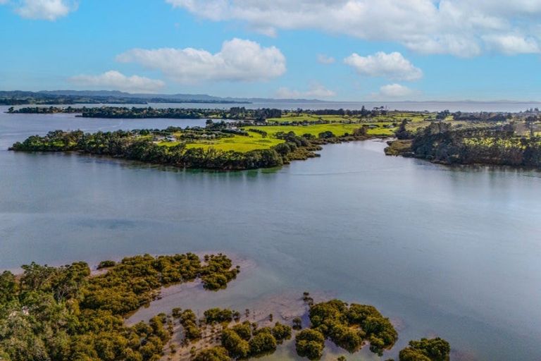 Photo of property in 32 Omahuru Road, Glenbrook, 2681