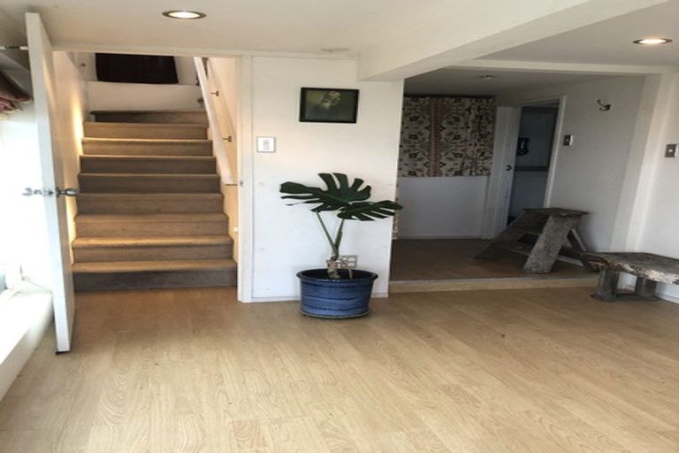 Photo of property in 4a Pohutukawa Avenue, Red Beach, 0932