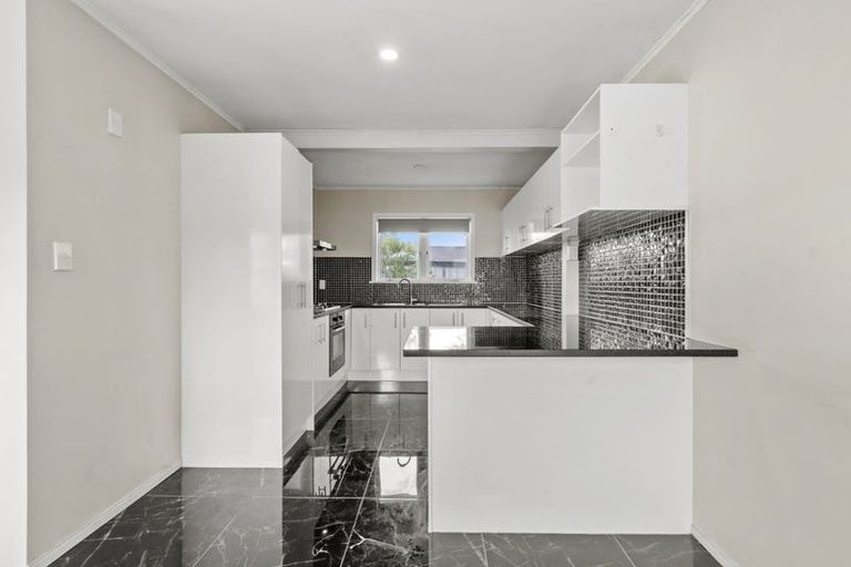 Photo of property in 2/8 Winspear Place, Manukau, Auckland, 2025