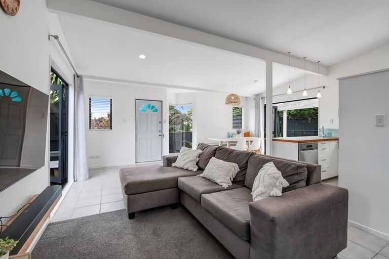 Photo of property in 2/20 Tawavale Crescent, Totara Vale, Auckland, 0629
