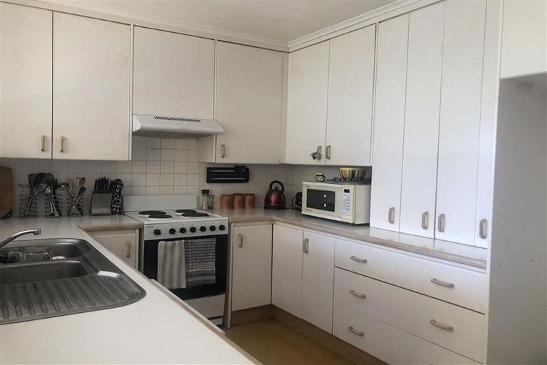 Photo of property in 95 Ocean View Road, Hillcrest, Auckland, 0627