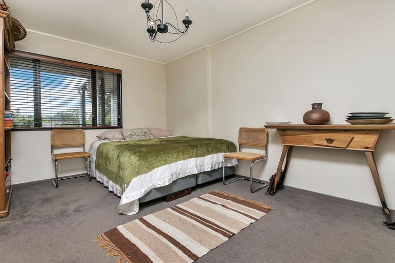Photo of property in 1/1 Tern Place, Unsworth Heights, Auckland, 0632