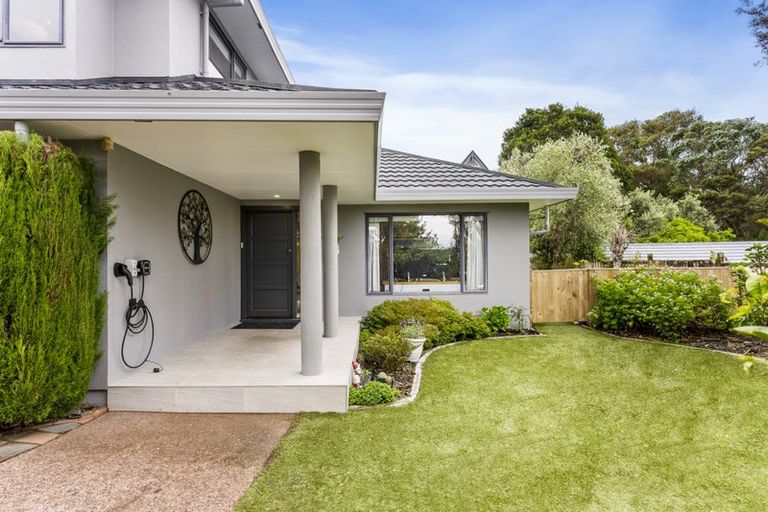 Photo of property in 12 La Roche Place, Northcote, Auckland, 0627
