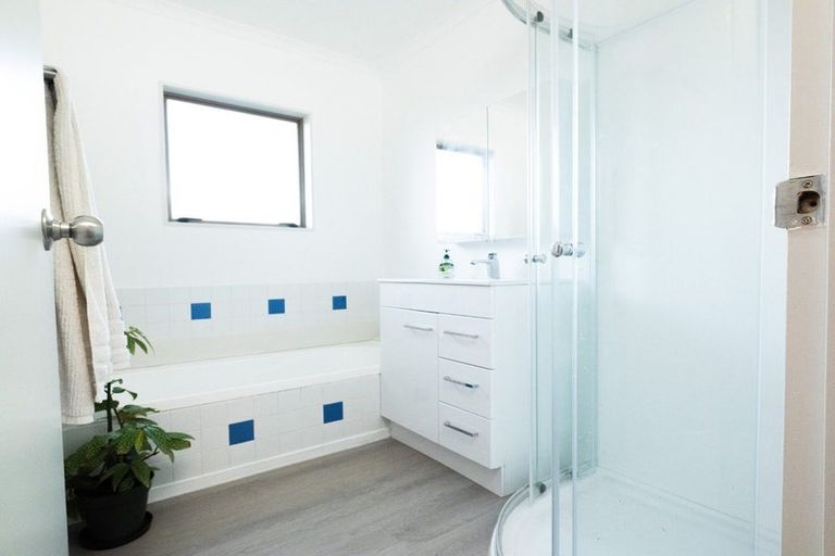 Photo of property in 25 Loughanure Place, Massey, Auckland, 0614