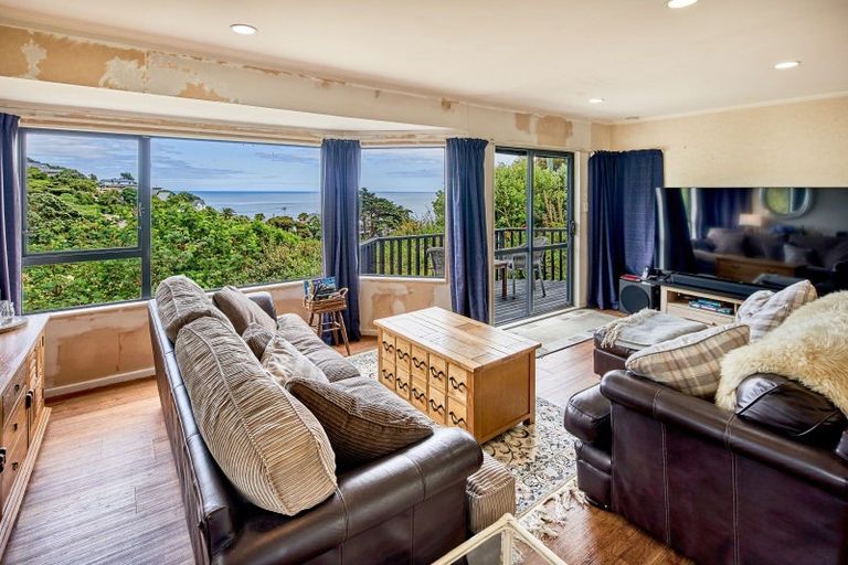 Photo of property in 18 Te Pari Pari Road, Pukerua Bay, 5026