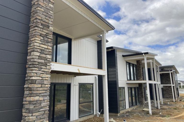 Photo of property in 4/60 Hayfield Way, Karaka, Papakura, 2580