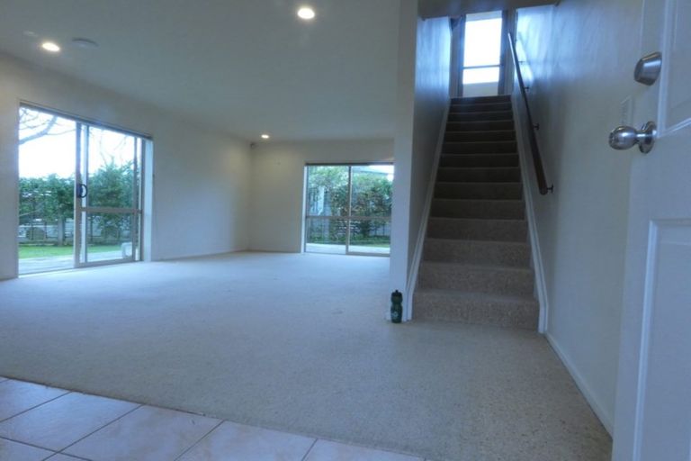 Photo of property in 27 Marinich Drive South, Ranui, Auckland, 0612